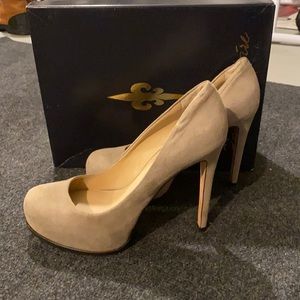 Pour La Victoire Irina Grey Suede heel